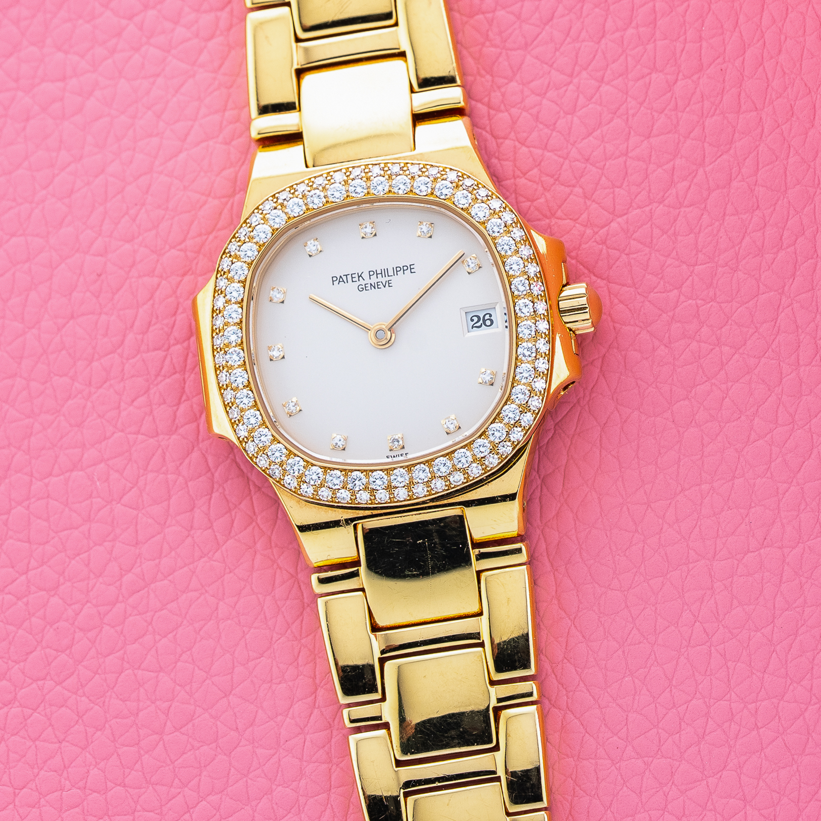 Patek Philippe Ladie's Nautilus 28mm 18k Yellow Gold - Ref 4700 Diamond Bezel